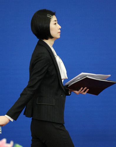 兩會(huì)花絮 美女翻譯用英語(yǔ)宣讀注意事項(xiàng)獲贊